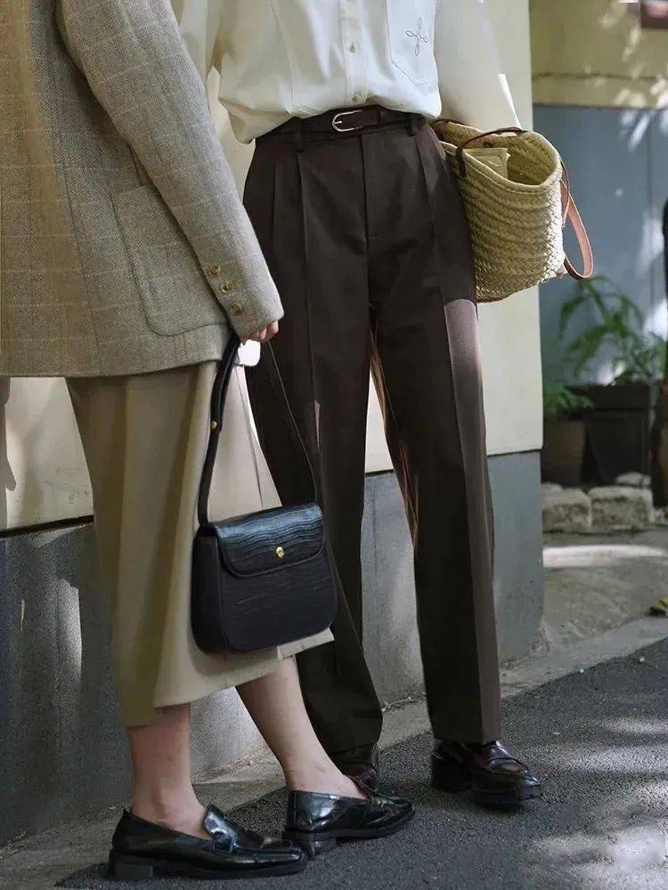 黑色 别穿阔腿裤了！今冬这4条裤子最流行，时髦显瘦，怎么搭都好看！