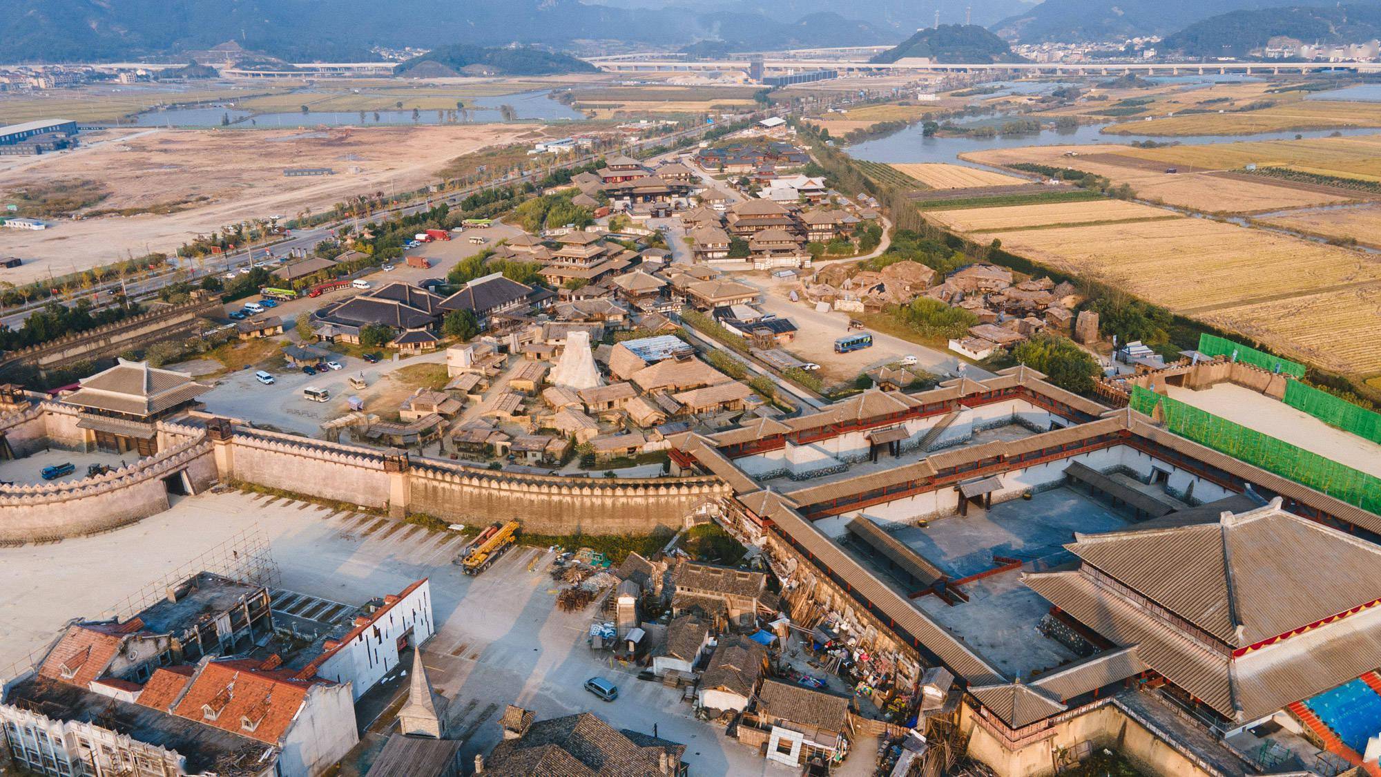 攻略:象山影视城是中国十大影视基地,国家aaaa级景区.