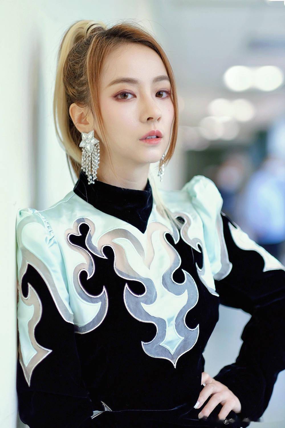 她是与李宇春,张靓颖同届的"超女",也是香港中文金曲