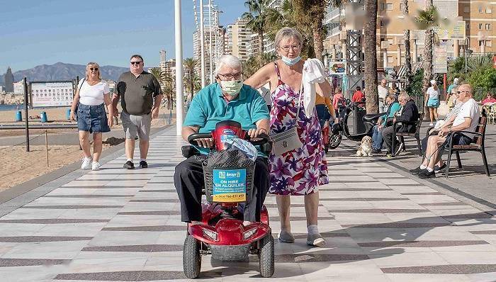 病毒|美国加州水族馆给8只水獭打新冠疫苗，塞尔维亚总统接种第三剂国药 | 国际疫情观察（11月8日）