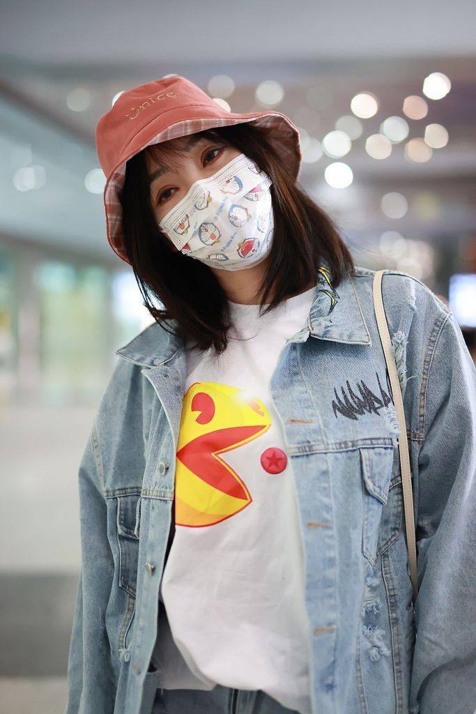 卡通 柳岩穿牛仔套装内搭白T 对镜头比耶可爱搞怪