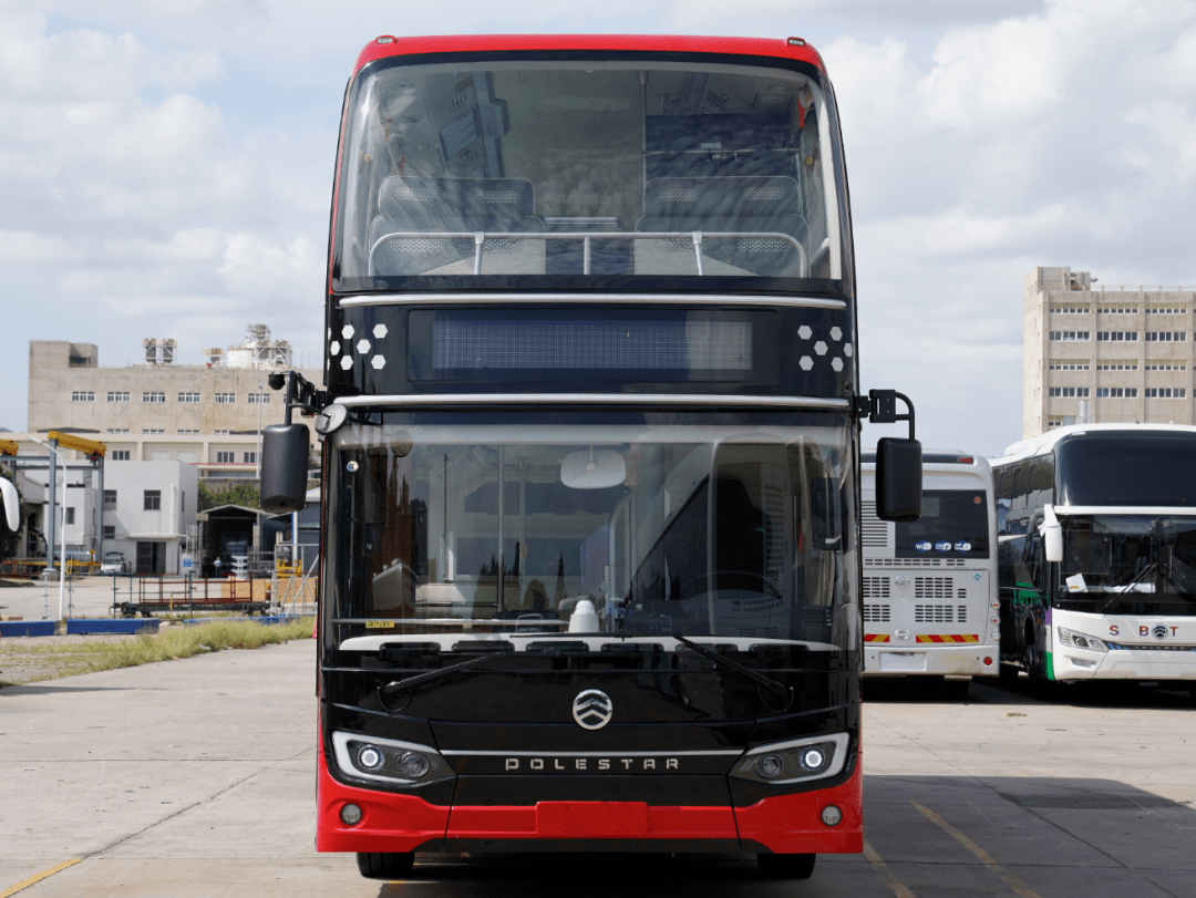 背面看是中国红正面看是冷酷黑原车车身为红黑配色新·双层巴士的真容