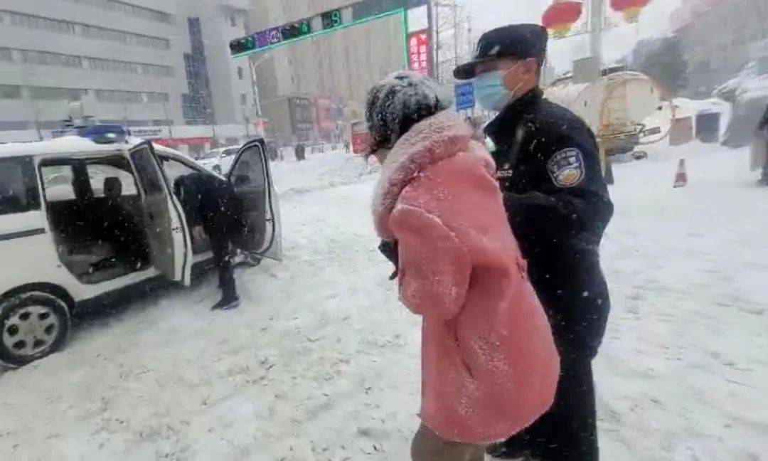 徐阿姨一不小心在雪地裡摔了一跤 北街派出所民警接到群眾報警後趕來