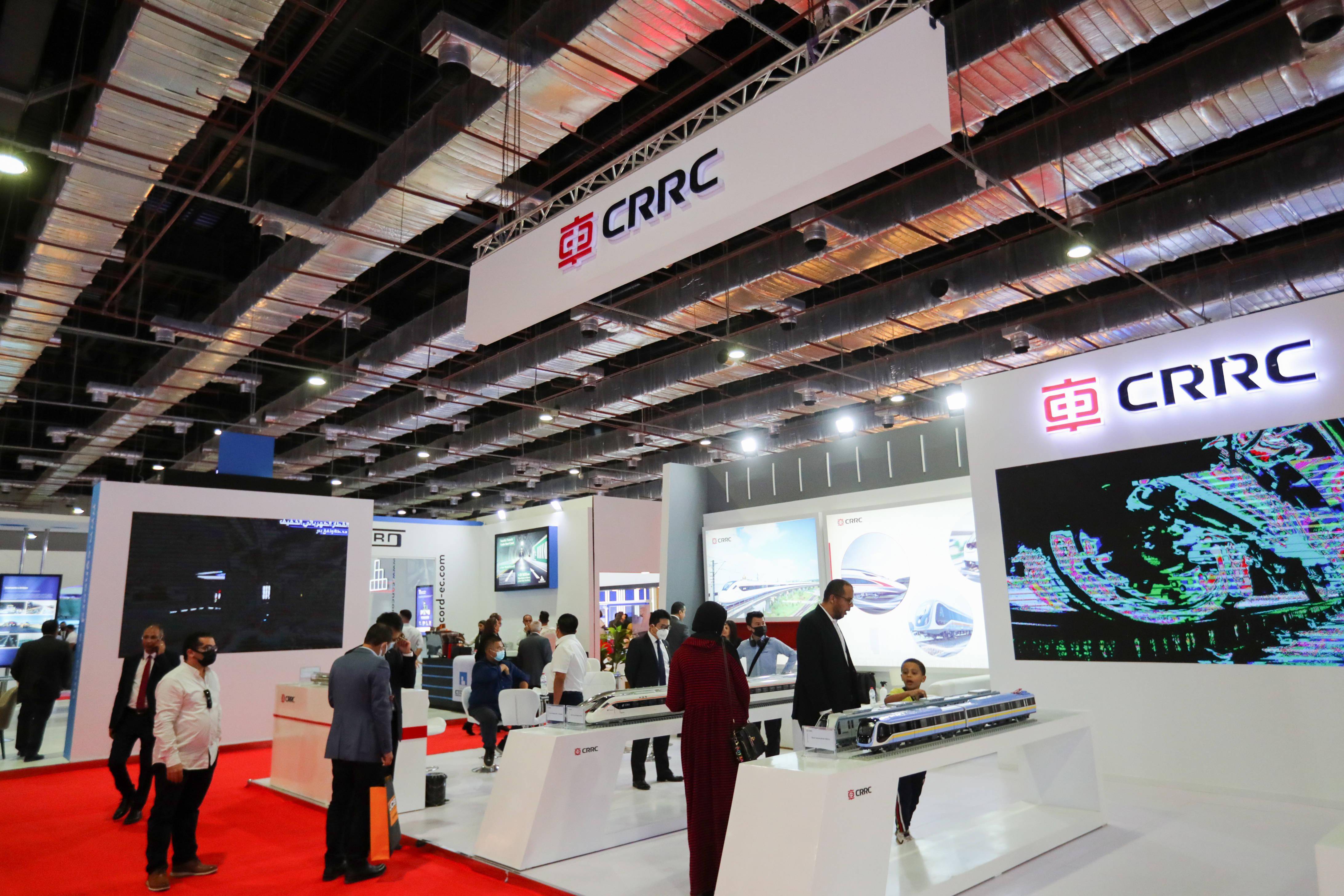 11月7日,人们在埃及开罗举办的中东和非洲智能交通展现场参观中国中车