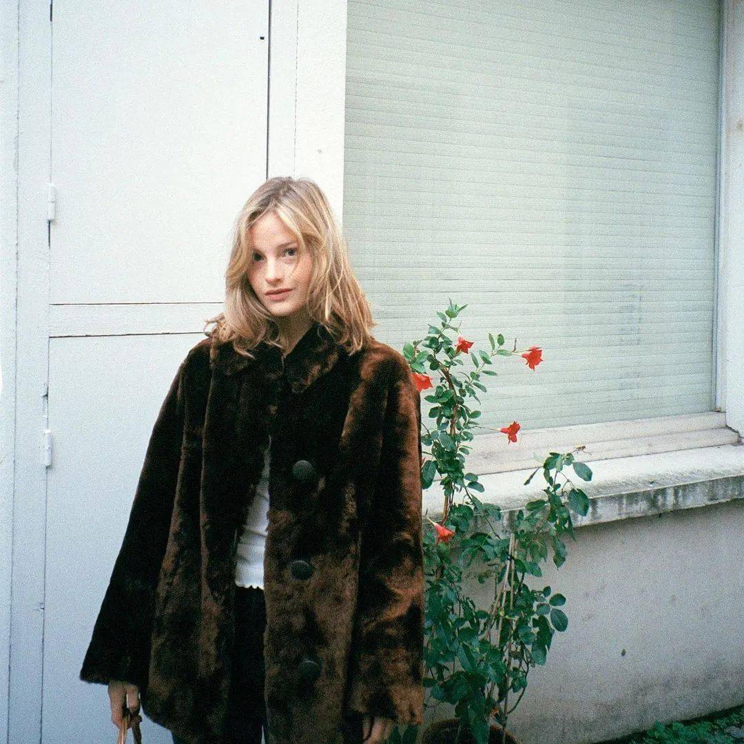 这位法国小姐姐简直日常照穿搭天花板