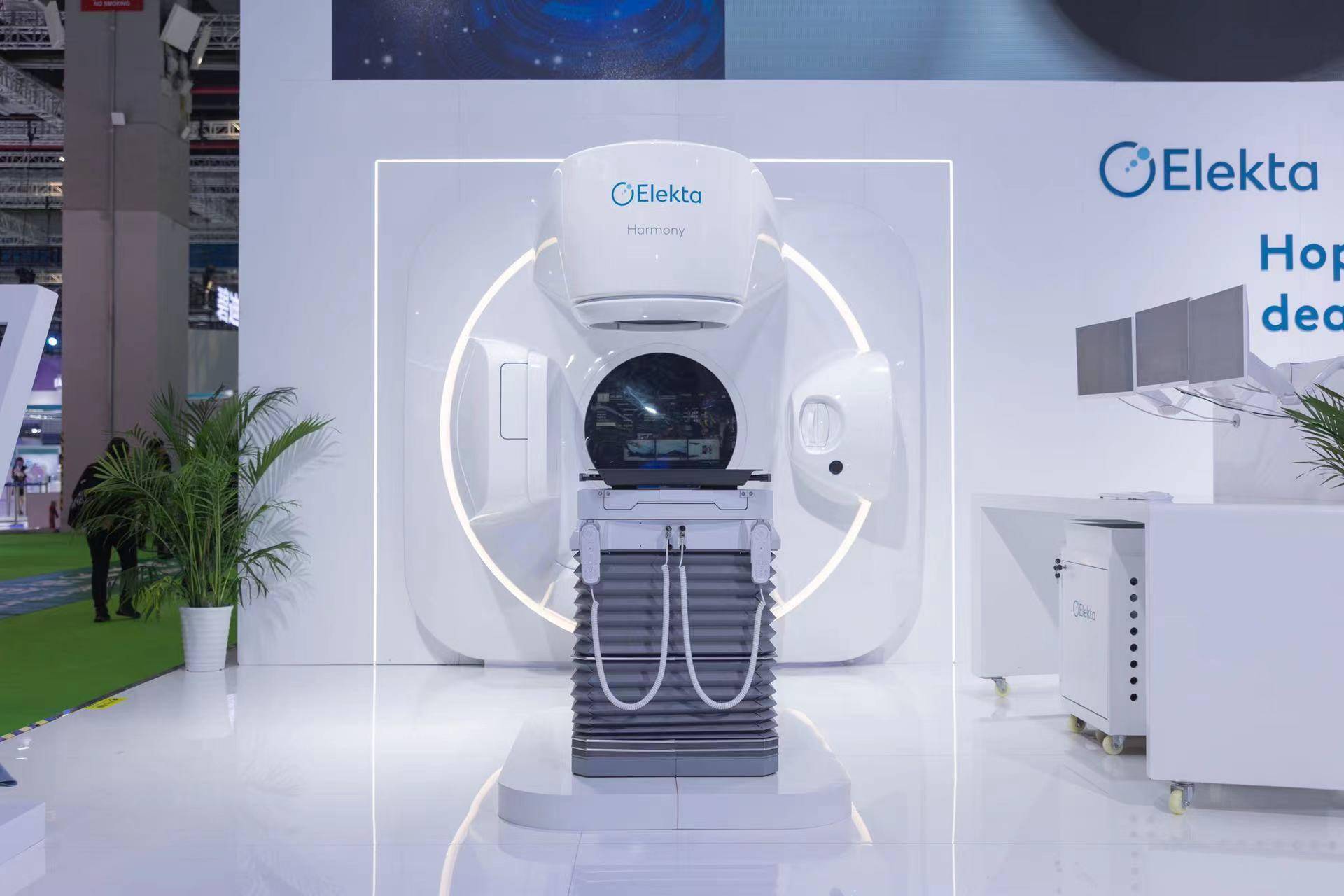 新一代智慧交互一体化放疗平台亮相进博会_elekta