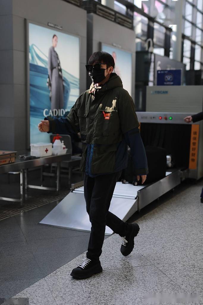 张彬彬着军绿色外套简约酷飒 牛仔裤搭黑色短靴秀修长身型