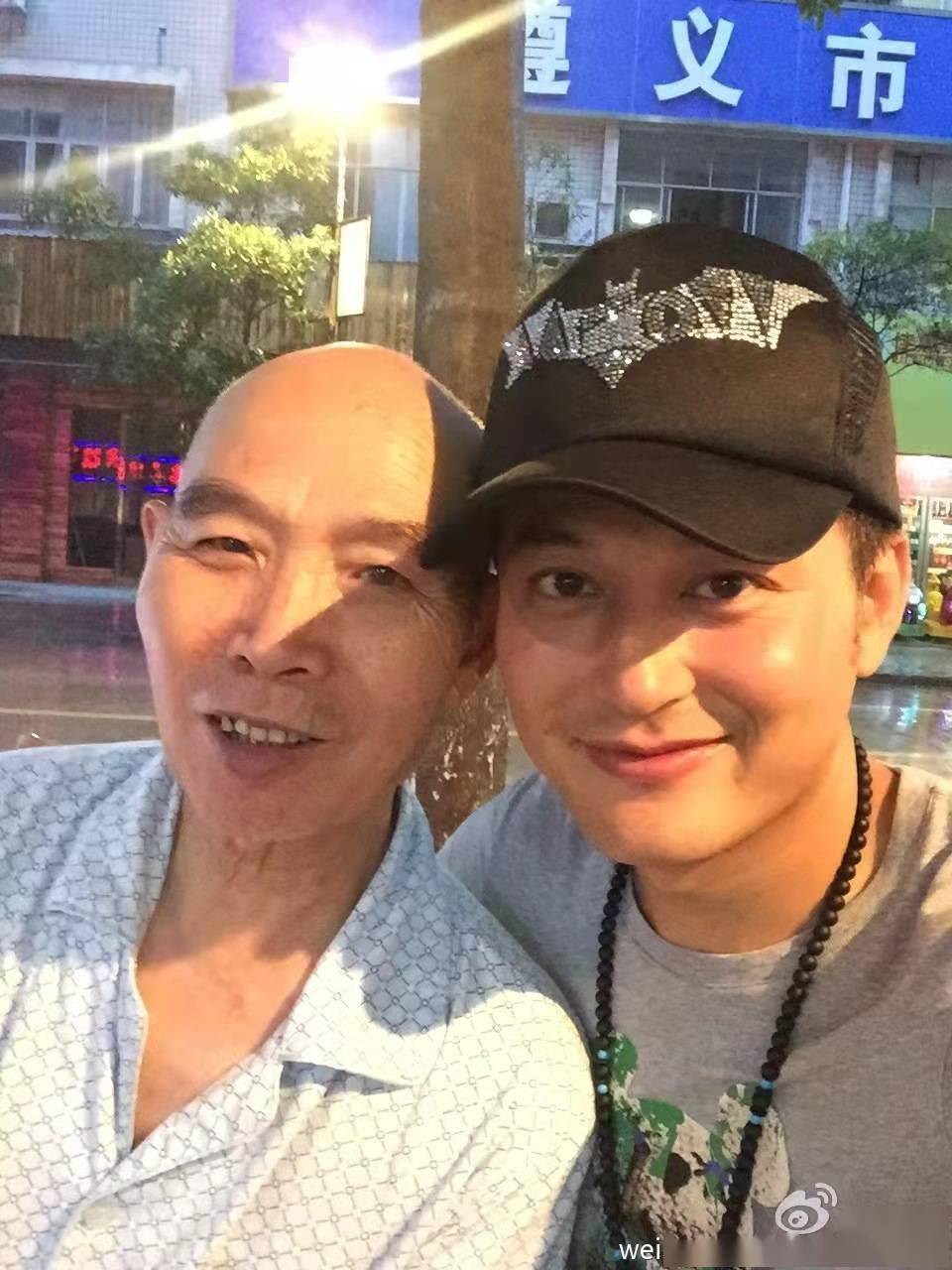 闵天浩还披露:昨天,李伯清虽然取消了74岁生日会,但多位徒弟和学生通 