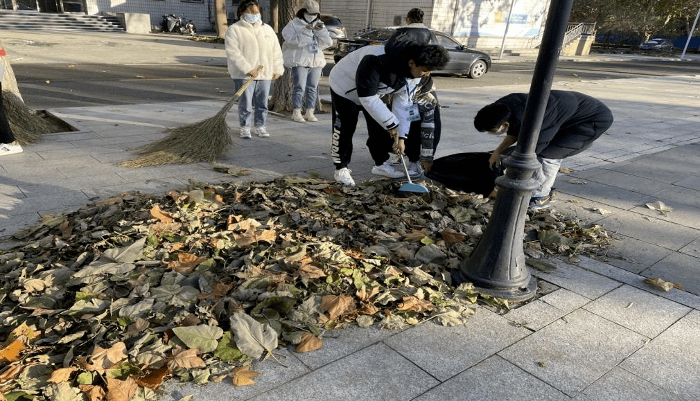 工商管理学院开展"校园大清扫"劳动教育实践活动