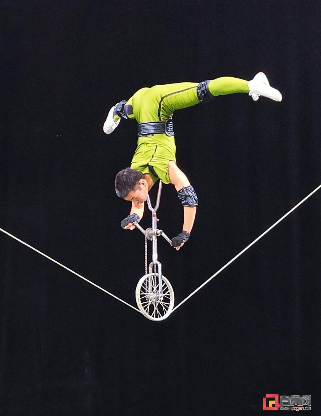 钢丝绳上的热血青春自贡杂技新创节目即将与观众见面