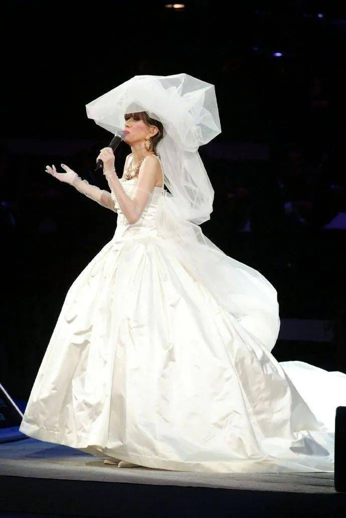 2003年11月,癌症晚期的梅艳芳在告别演唱会上,身穿白色婚纱演唱《夕阳