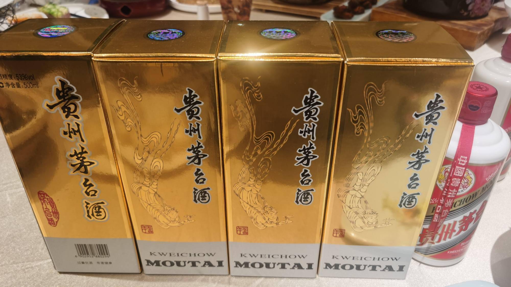 男子请客带4瓶飞天茅台遭餐厅服务员调包