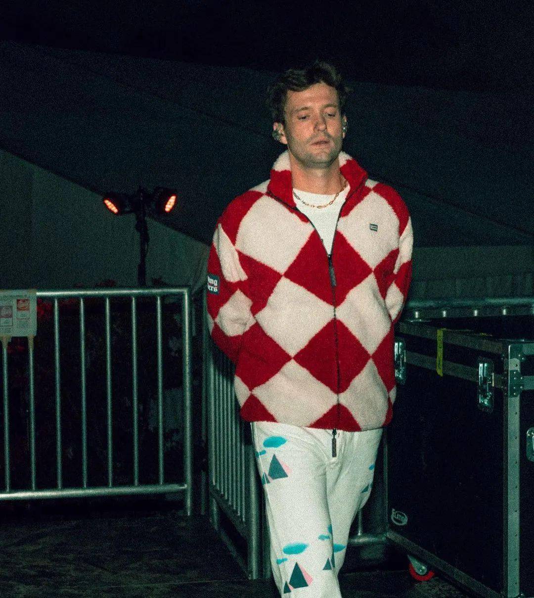 这个乐队的主唱是今年32岁的dave bayley,被称为"戴老师".