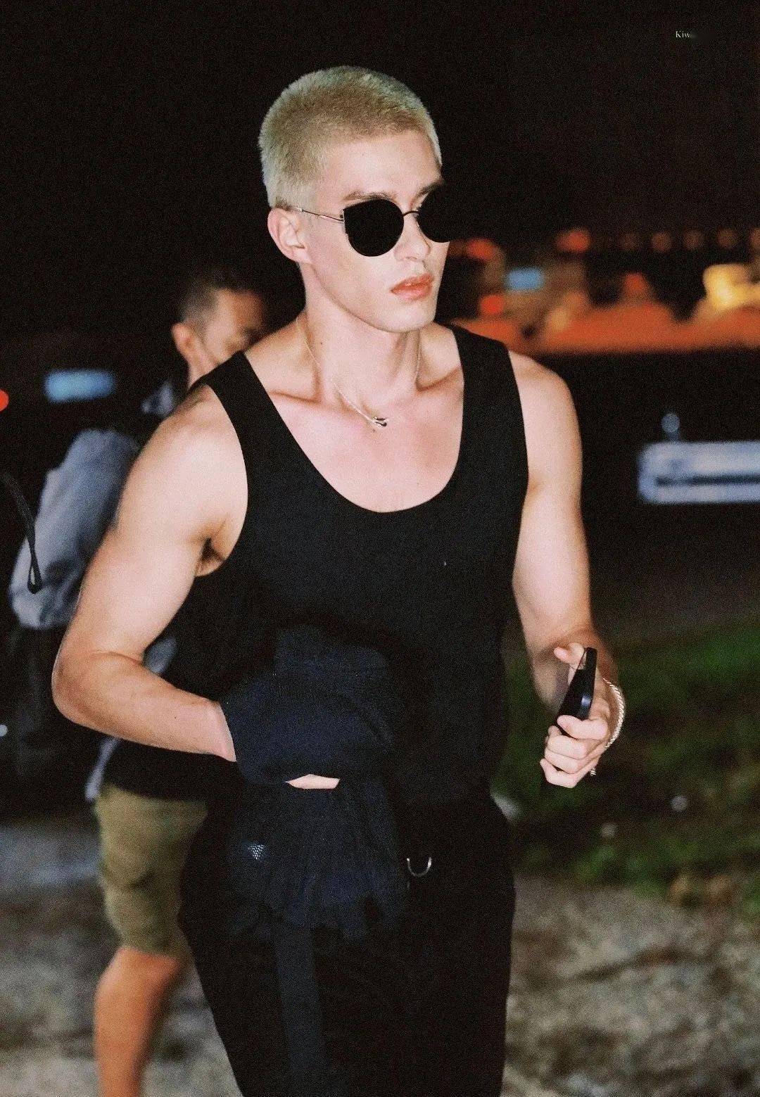 新晋的潮流 boy 米卡就是个墨镜发烧友,无论是私下生活照,还是上班照