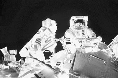 一臂之力|神舟十三号航天员乘组成功出舱 空间站机械臂登场助“一臂之力”