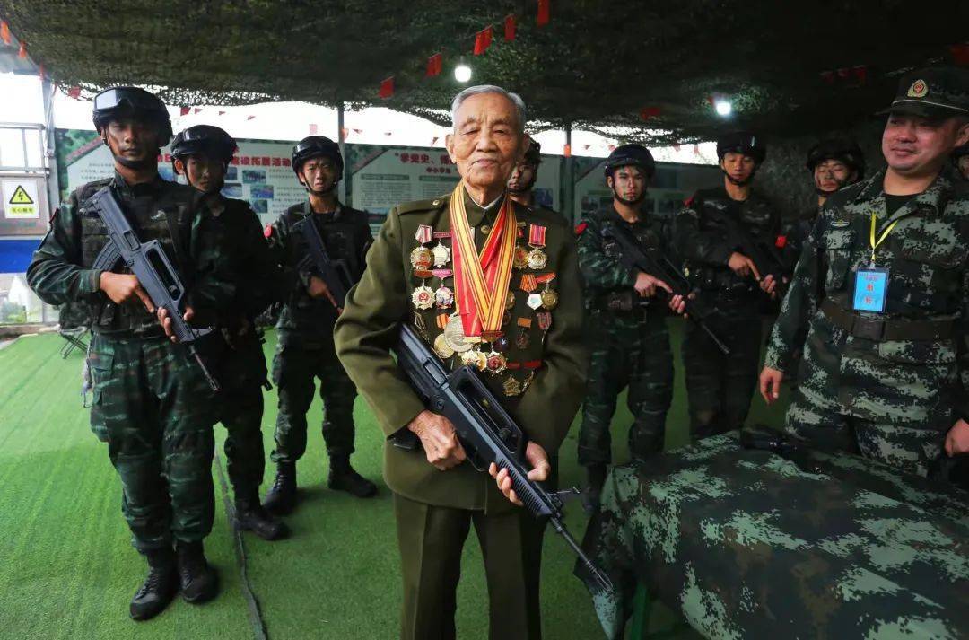 93岁抗美援朝老战士与武警的互动登上热搜!