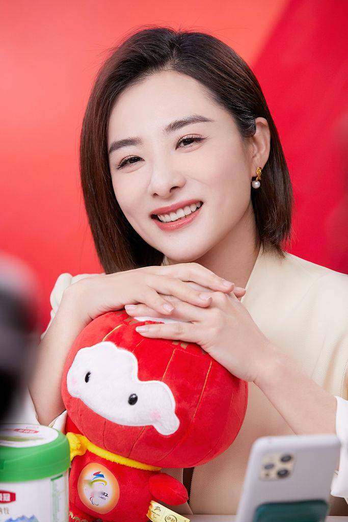 刘璇穿白西装亮相直播间干练利落 短发造型飒气十足