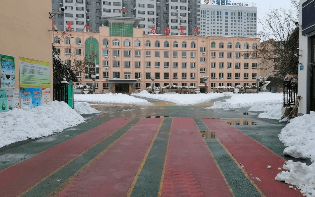 盖州市长征小学全力开展清除积雪工作