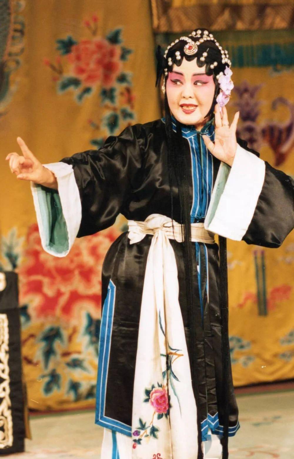 秦肖玉,女,昆曲旦角.