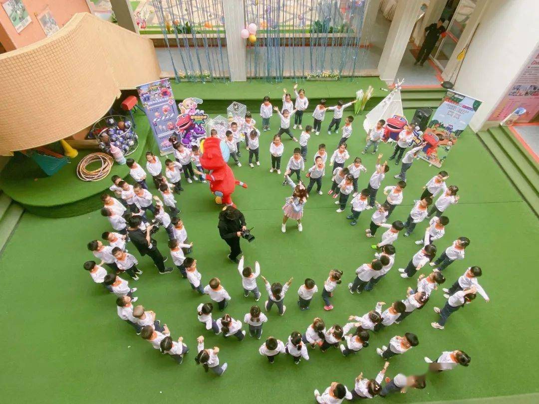 中大附屬外國語實驗幼兒園主題曲唱得朗朗上口小朋友看到幫幫龍可興奮