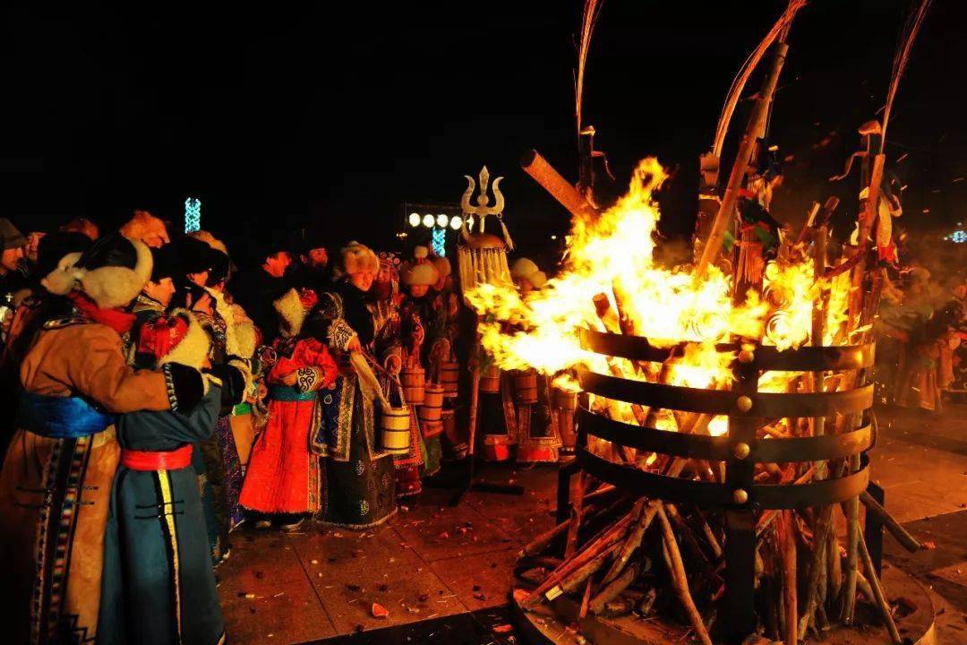 10篝火晚会是草原人民传统的欢庆形式,在内蒙古的冬夜,与朋友和当地