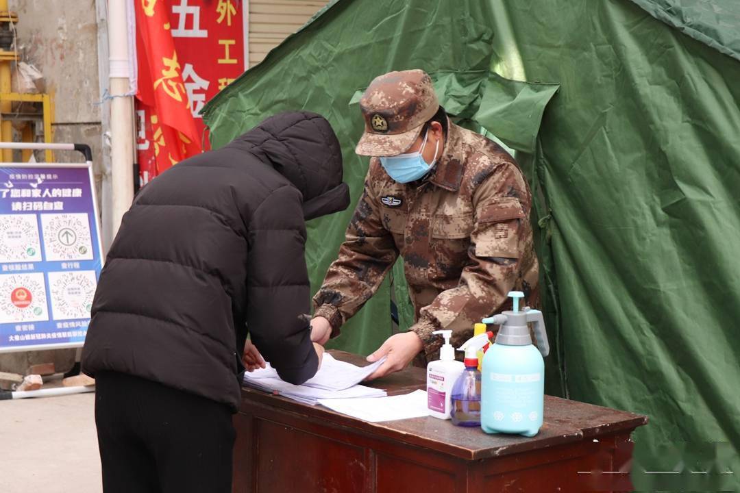 火车站是疫情防控的重要关口,在进出站口值守的退役军人张瑞刚和工作
