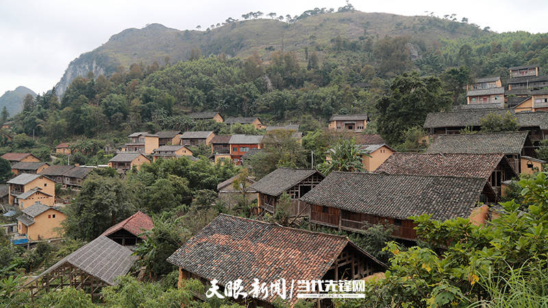 册亨板万村村电共建携手行布依古寨亮又靓