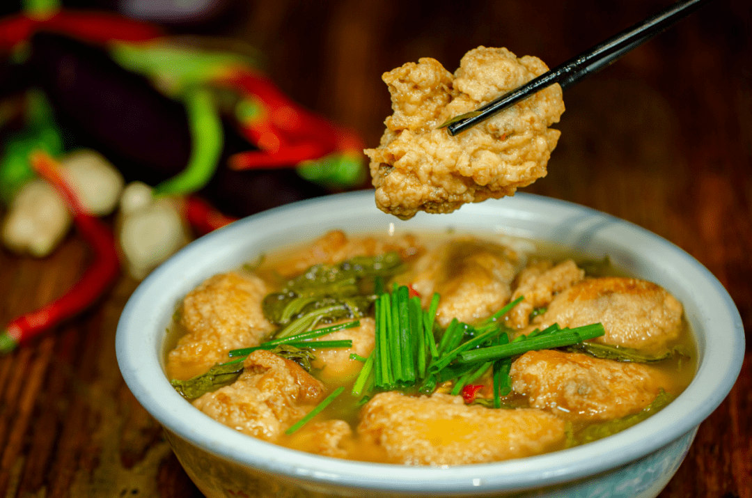 菜品介绍湘西黄雀肉,选用湘西黑猪肉前腿瘦肉,切成小片,腌制8分钟,裹