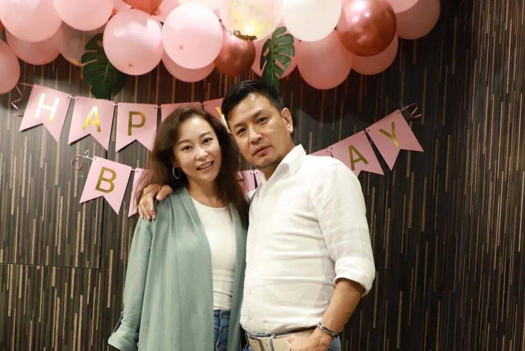 其实杨卓娜日前已经提前与家人一起预祝生日,除了老公及女儿之外,妹妹