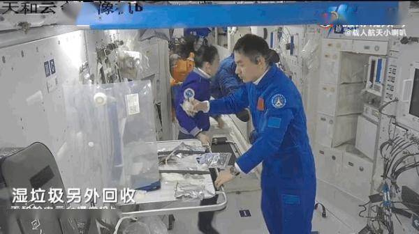 03在太空喝饮料被01撞洒了，02紧急救场！