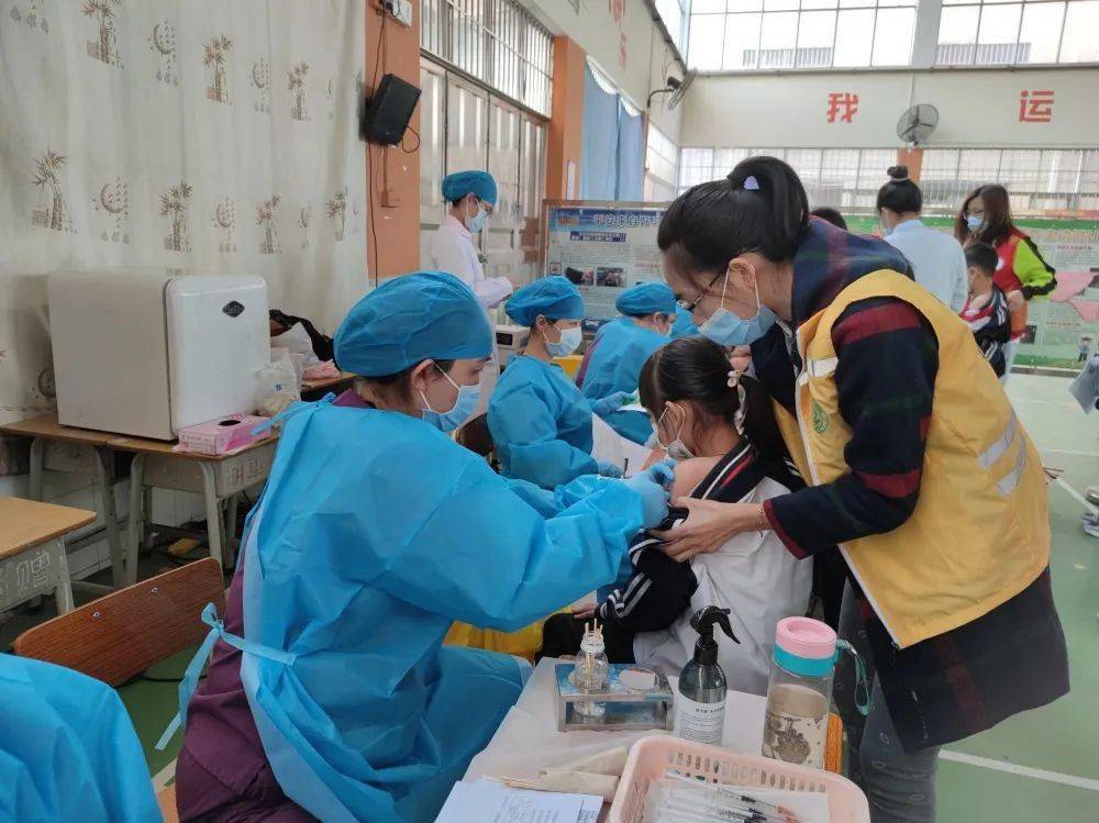 小学生打新冠疫苗图片