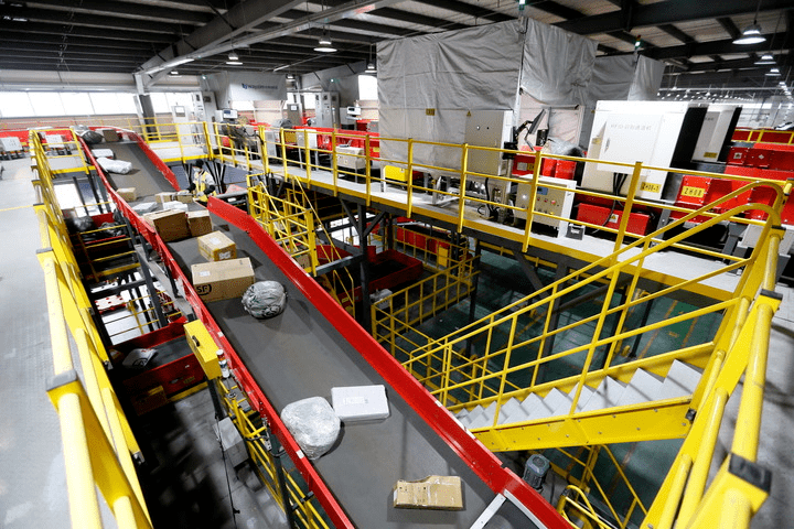 "双11"期间,青岛某物流分拨中心,全自动智能分拣系统正在分拣包裹.