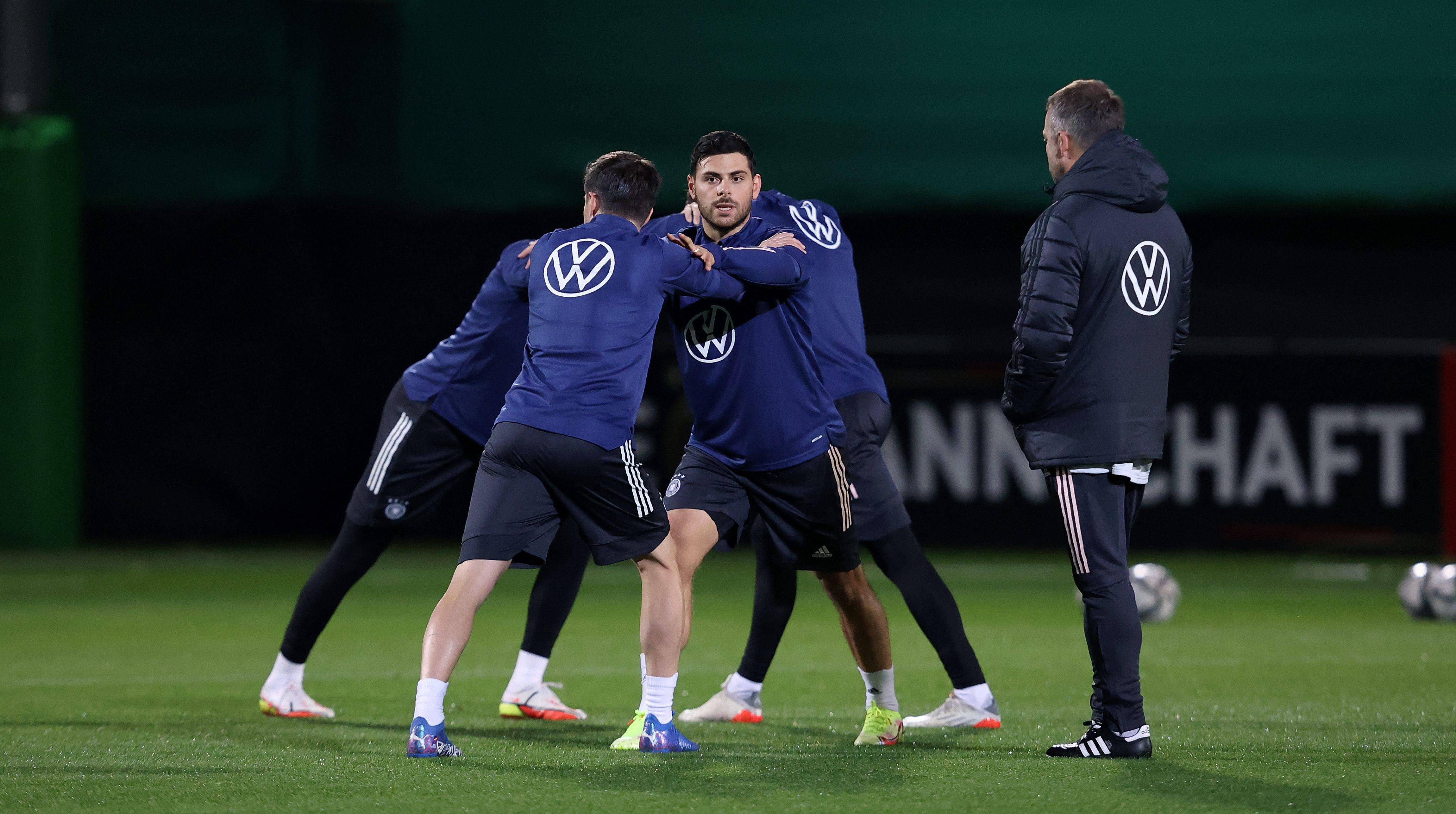 足球世预赛德国队赛前训练