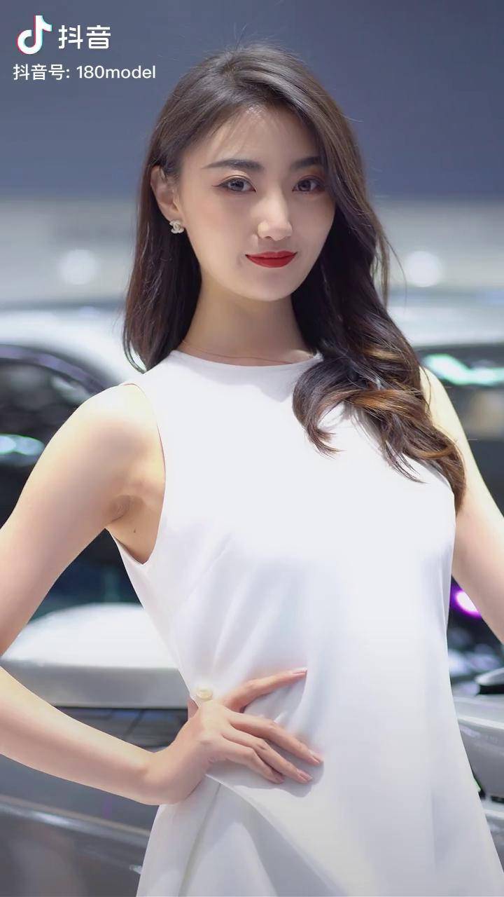 珍妮jenny天津五一车展捷豹路虎车模小姐姐车模秀dou小助手我就是中国