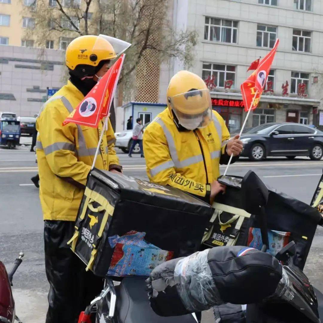 雪城青年在行动四志愿服务红黄蓝团骑携手倡导科学佩戴口罩