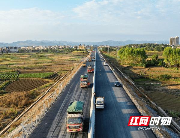 湖南新田一级公路摊铺沥青忙