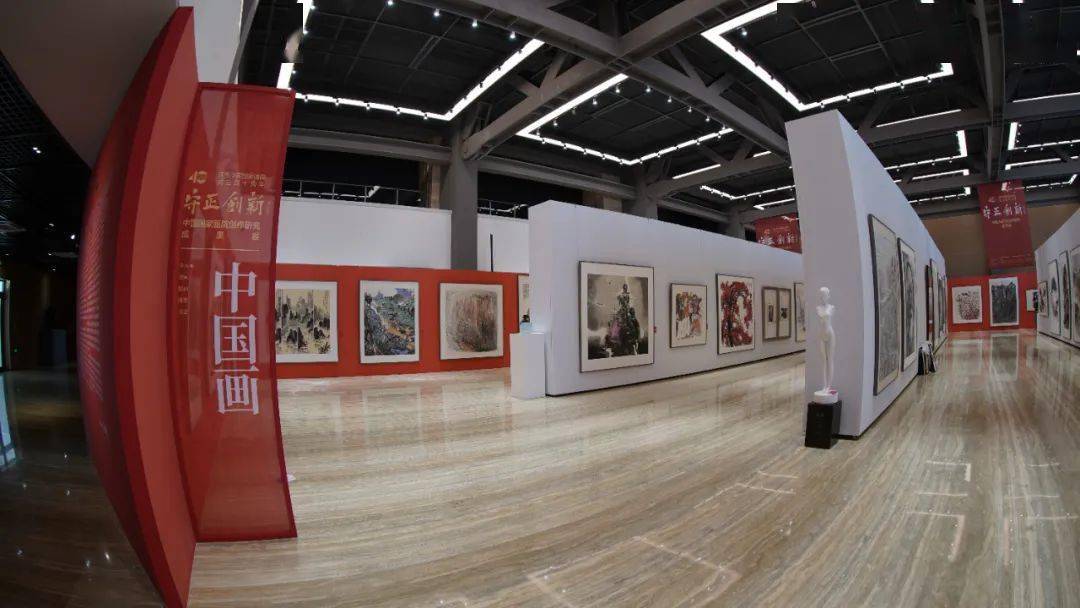 展览现场中国国家画院的艺术家们在参观展览的过程中也再次回顾了建院
