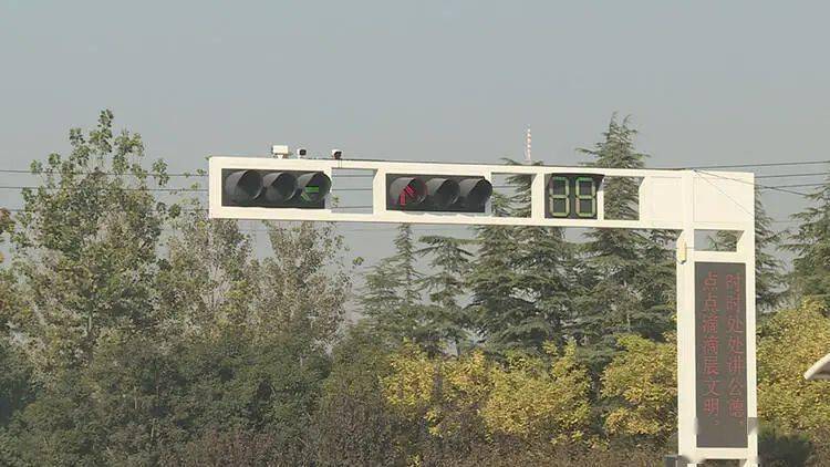 单县:红绿灯实行先左转后直行_路口