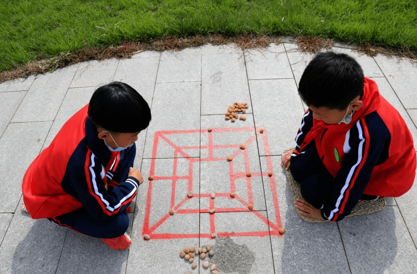 大中小,九宫格:适合四到六年级,这两个游戏锻炼学生运动和数学的空间