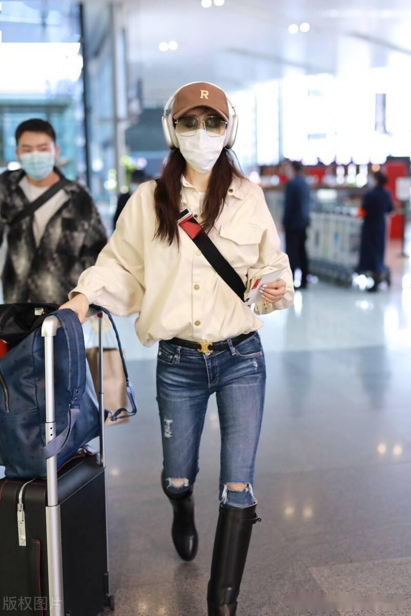 张静初衬衣搭配牛仔裤简约随性,长发披肩戴棒球帽少女感十足