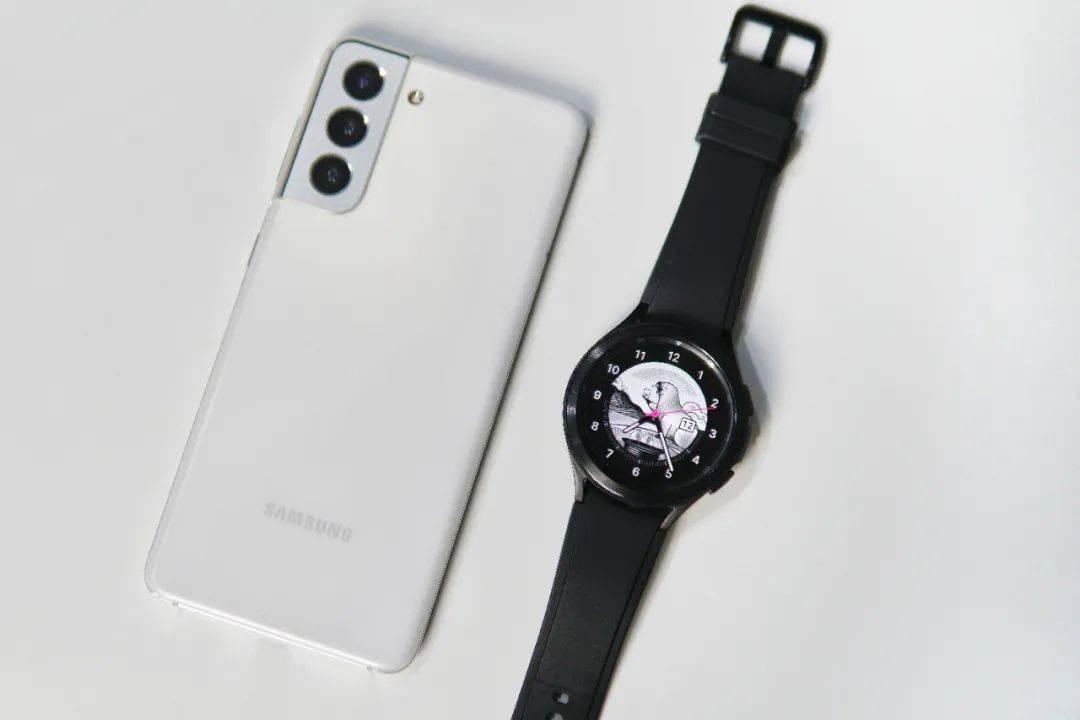 强大的Apple Watch终于遇到了对手，三星的这款没准更好用。