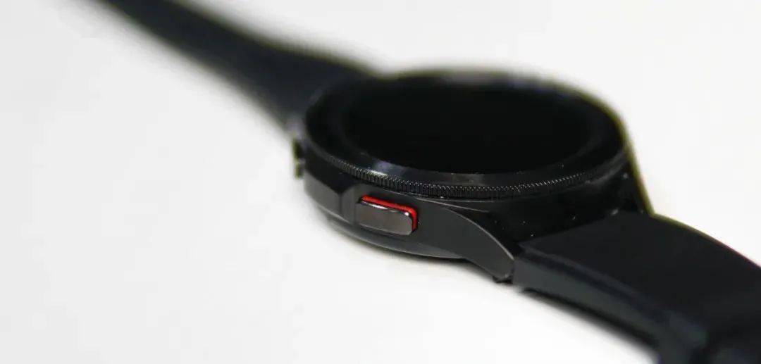 强大的Apple Watch终于遇到了对手，三星的这款没准更好用。