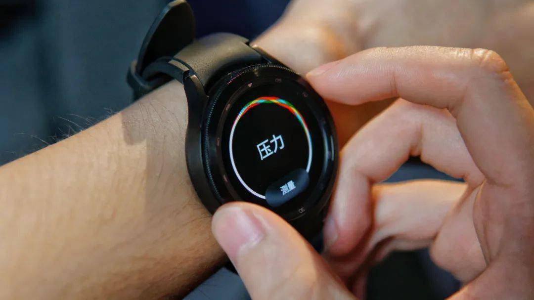 强大的Apple Watch终于遇到了对手，三星的这款没准更好用。