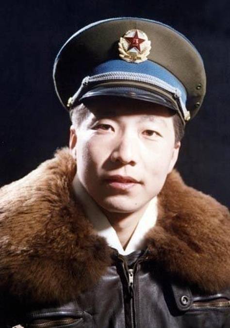 看惯了穿航天服的航天员，想看看穿军装的他们吗？