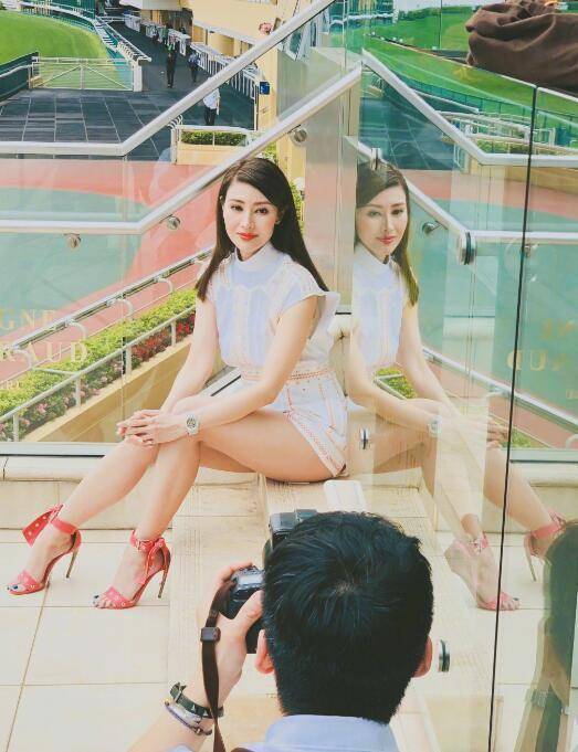 好友51岁李嘉欣晒美照，穿蕾丝裙大秀香肩锁骨，俏皮可爱似少女