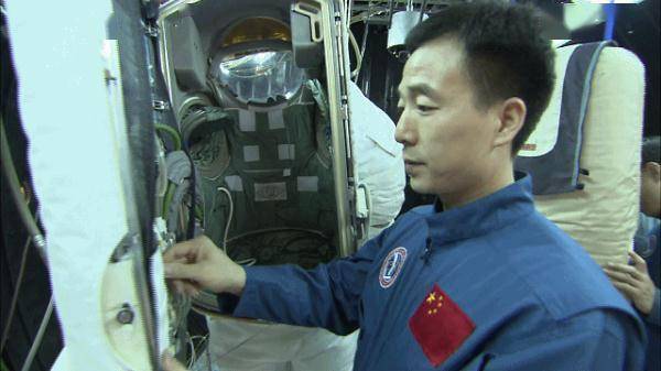 看惯了穿航天服的航天员，想看看穿军装的他们吗？