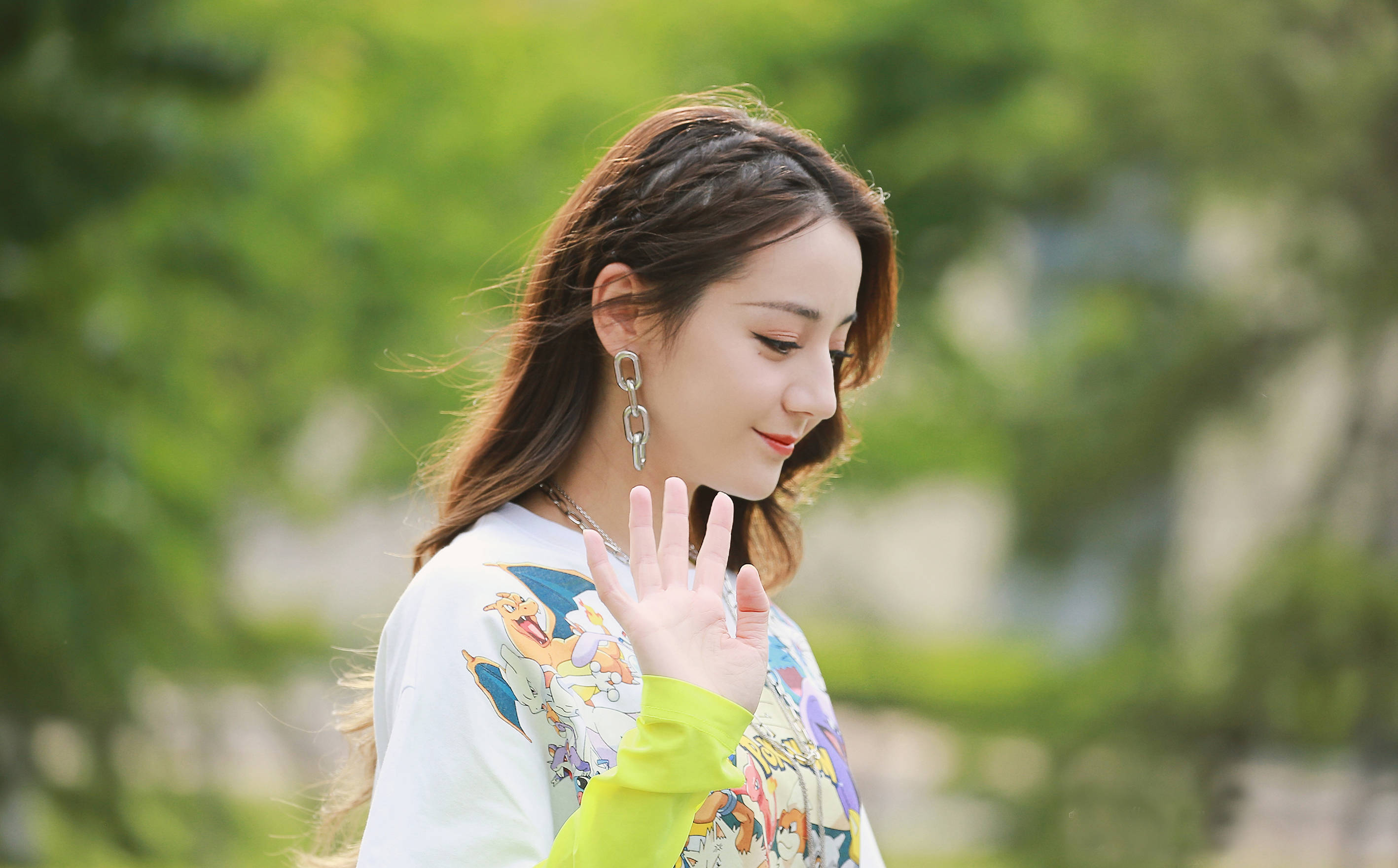 迪丽热巴私服亮眼,荧光t配短裤清新明媚,穿长筒袜显少女_白色