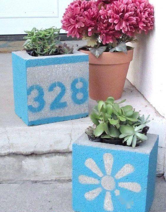 喜爱养花种菜的人不在少数,不买花盆,将空心砖用上,单独使用或者组合