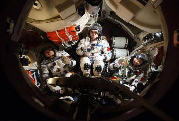 帅出地球！航天员穿军装的样子你见过吗→