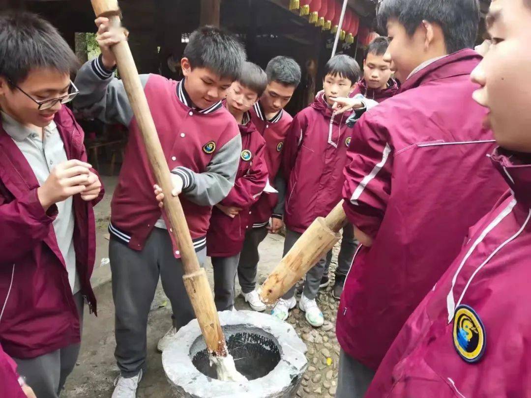 丰 衣 足 食自 己 动 手舂 糍 粑不 亦 乐 乎体验磨豆浆同学们通过